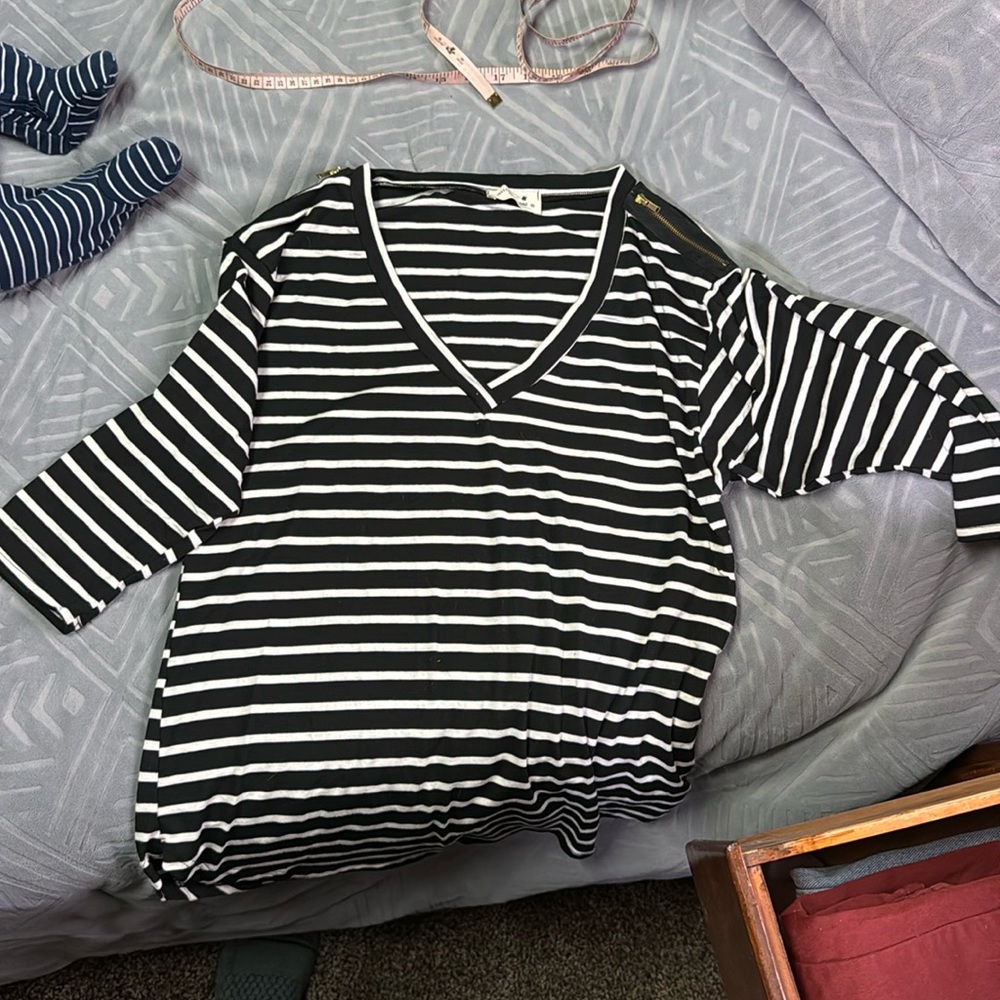 V-neck horizontal stripe tee